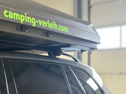 Eine offene Reling ist der klassische, erhöhte Dachrahmen entlang des Fahrzeugdachs.  👉 Fazit: Die offene Reling ist ideal für Dachzelt-Camping und sehr empfehlenswert.