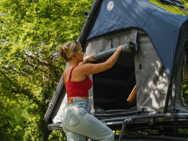 Dachzelt mieten mit praktischen Taschen an Seite und Decke