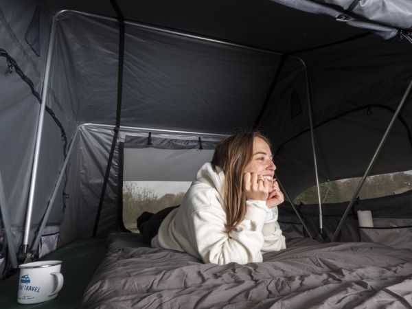 Dachzelt mieten mit praktischen Taschen an Seite und Decke