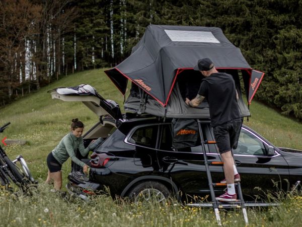 Dachzelt mieten mit praktischen Taschen an Seite und Decke