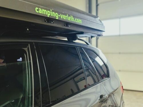 Auto mit aufgebautem Dachzelt in der Montagehalle von Camping Verleih Bretzfeld.